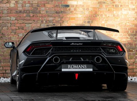 Lamborghini Huracan LP640-4 Performante 3
