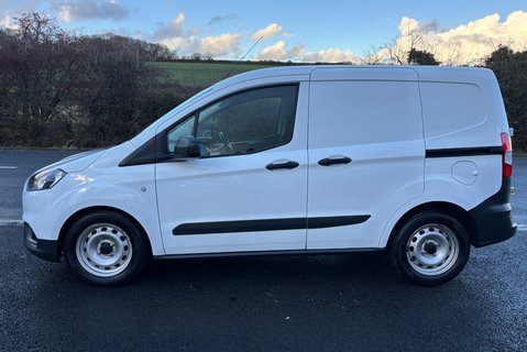 Ford Transit Courier Base Ecoboost 100 ps with Air Con / Rear Sensors 8