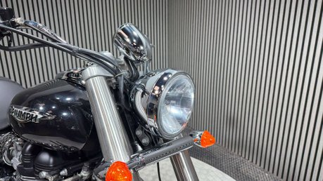 Triumph Bonneville 2011 ONLY 1812 MILES LONG MOT STUNNING CRUISER BIKE 28