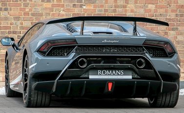 Lamborghini Huracan LP640-4 Performante 3