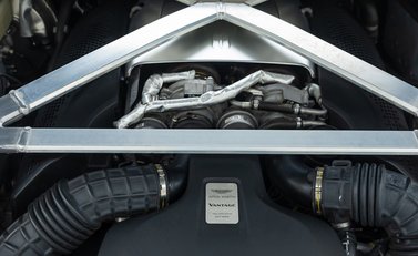 Aston Martin V8 Vantage 30