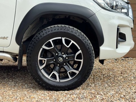 Toyota Hilux 2.4 HI-Luxury Invincible X D-4D 4WD Double Cab Auto 4WD 5dr 14