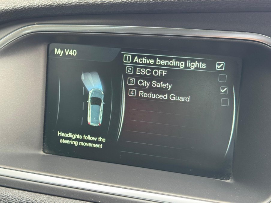 2015 Volvo V40 — image 25