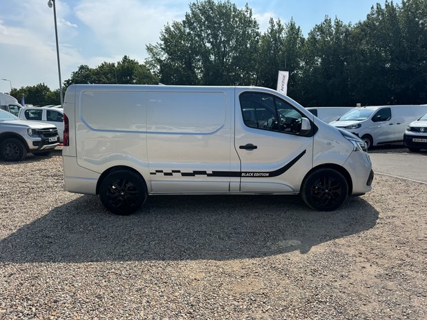 Renault Trafic SWB L1H1 [SOLD CR] Low Roof Black Edition SL28 Air Con Nav Sensors EURO 6 N 5