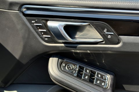 Porsche Macan PDK - 21" TURBO WHEELS -PAN ROOF -BOSE -PASM -CAMERA -£15K EXTRAS  41