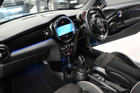 Mini Hatch 2.0 Cooper S Sport Auto 3dr 32
