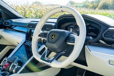 Lamborghini Urus V8 14