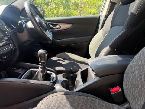 Nissan Qashqai 1.3 DIG-T N-Connecta Euro 6 (s/s) 5dr 38