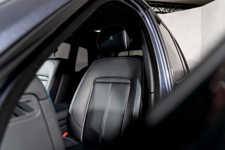 Rolls-Royce Cullinan V12. DYNAMIC PACKAGE. ACTIVE CRUISE. SHOOTING STAR HEADLINER. HUD 27