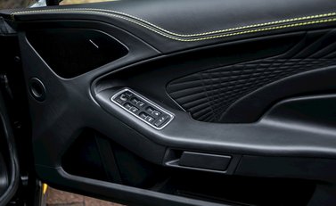 Aston Martin Vanquish S 21