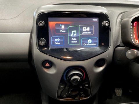 Toyota Aygo 1.0 VVT-i x-play Hatchback 5dr Petrol Manual Euro 6 (s/s) (71 ps) Bluetooth 18