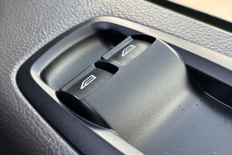 Ford Transit 310 L2 H2 Leader with Air Con / Sat Nav / Heated Seats 38