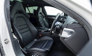 Porsche Panamera Turbo S E-Hybrid Sport Turismo 10