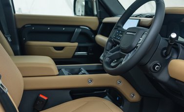 Land Rover Defender 110 D250 X-DYNAMIC HSE 13