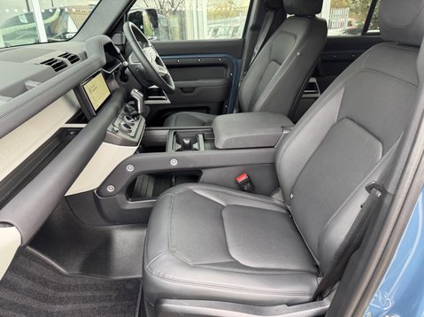 Land Rover Defender SE MHEV 31