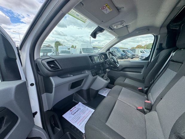 Peugeot Expert XLWB L3H1 Low Roof Professional 2900 Air Con EURO 6 12