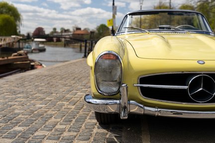 Mercedes-Benz SL Series 300SL Roadster 12