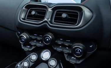 Aston Martin V8 Vantage ROADSTER 25