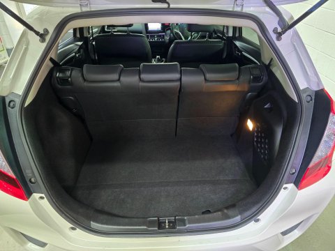 Honda Fit 1.5 VVTi Hybrid 9