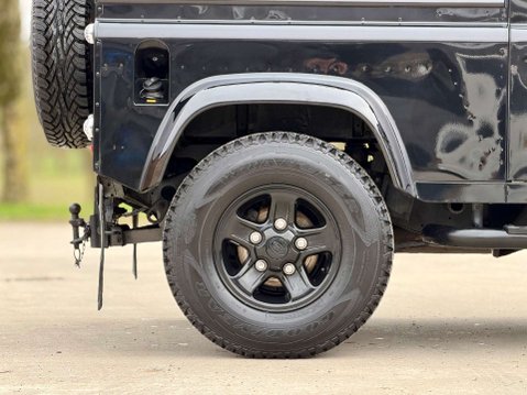 Land Rover Defender 2.2 Defender 90 XS Hard Top TD 4WD 31
