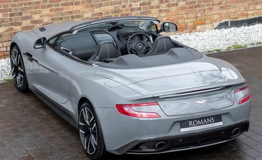 Aston Martin Vanquish Volante 11
