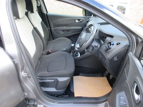 Renault Captur 0.9 TCe ENERGY Iconic Euro 6 (s/s) 5dr 23