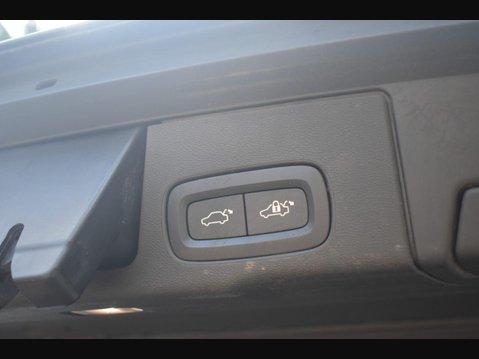 Volvo XC60 2.0 B4 MHEV Plus SUV 5dr Petrol Hybrid Auto Euro 6 (s/s) (197 ps) 14