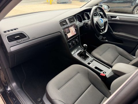 Volkswagen Golf 2.0 Golf SE Nav TDI BlueMotion Technology 5dr 17