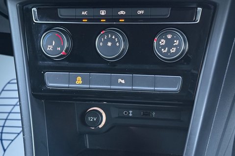 Volkswagen Touran SE TDI BMT -APPLE CAR PLAY-£35 ROAD TAX -9 SERVICES -PARK PILOT-240V SOCKET 40
