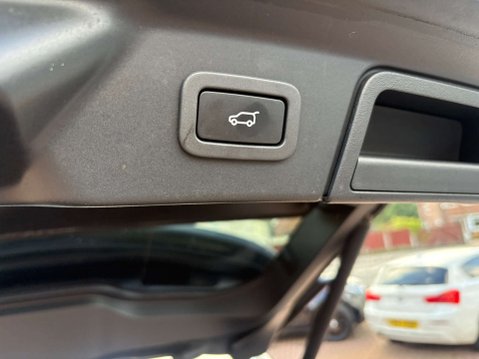 Land Rover Range Rover Velar 2.0 P250 R-Dynamic SE SUV 5dr Petrol Auto 4WD Euro 6 (s/s) (250 ps) 62