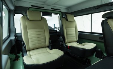 Land Rover Defender 110 HERITAGE 17
