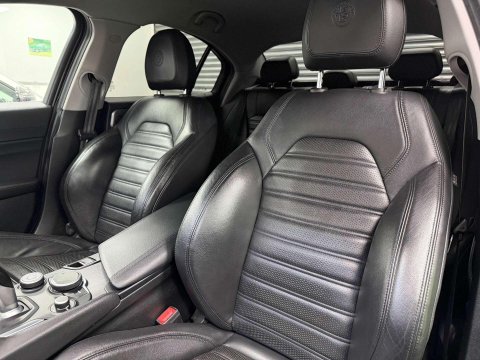 Alfa Romeo Giulia 2.2 TD Speciale Saloon 4dr Diesel Auto Euro 6 (s/s) (180 ps) 33