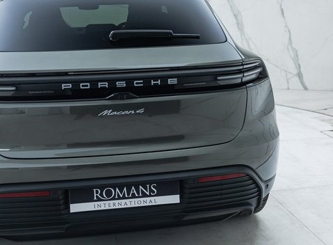 Porsche Macan 4 Electric 33