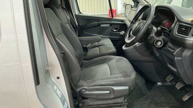 Renault Trafic Crew Cab SWB L1H1 Sport SL28 Air Con Alloys Sensors Tow Bar EURO 6 NO VAT 9