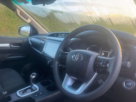 Toyota Hilux 2.8 HI-Luxury Invincible D-4D 4WD Double Cab Auto 4WD 5dr 9