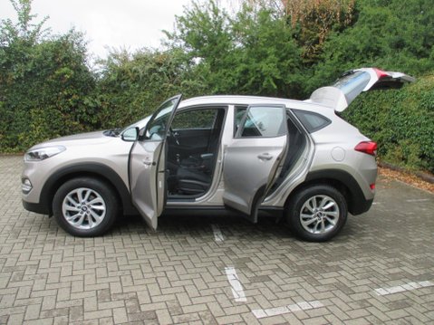 Hyundai TUCSON 2.0 CRDi SE Nav 4WD Euro 6 5dr 9