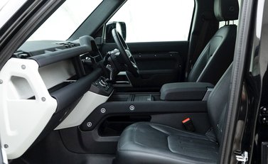 Land Rover Defender 110 SE D250 Urban 14