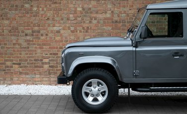 Land Rover Defender 90 TD XS Station Wagon 29