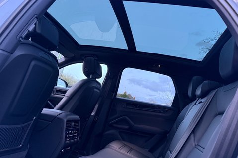 Porsche Cayenne V6 S E-HYBRID BLACK EDITION - PANORAMIC ROOF - AS NEW CONDITION 31