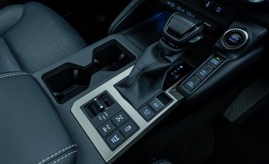 Toyota Land Cruiser Invincible 29