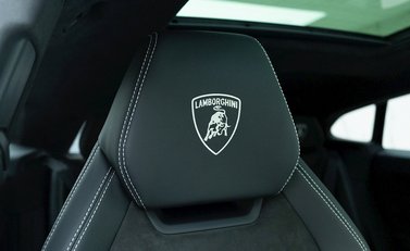 Lamborghini Urus 12
