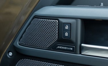 Land Rover Defender 110 X P400 26