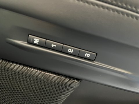 Land Rover Range Rover Evoque 2.0 D200 R-DYNAMIC HSE MHEV 21