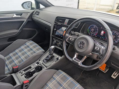 Volkswagen Golf GTE DSG 12