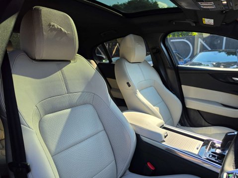 Jaguar XE 2.0 XE R-Dynamic Black Auto 4dr 31