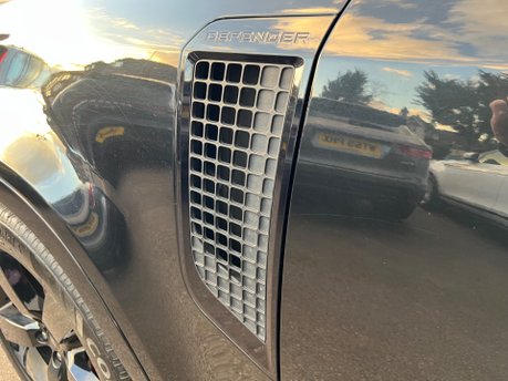 Land Rover Defender X MHEV 21