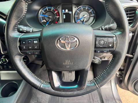Toyota Hilux INVINCIBLE X 4WD D-4D DCB 33