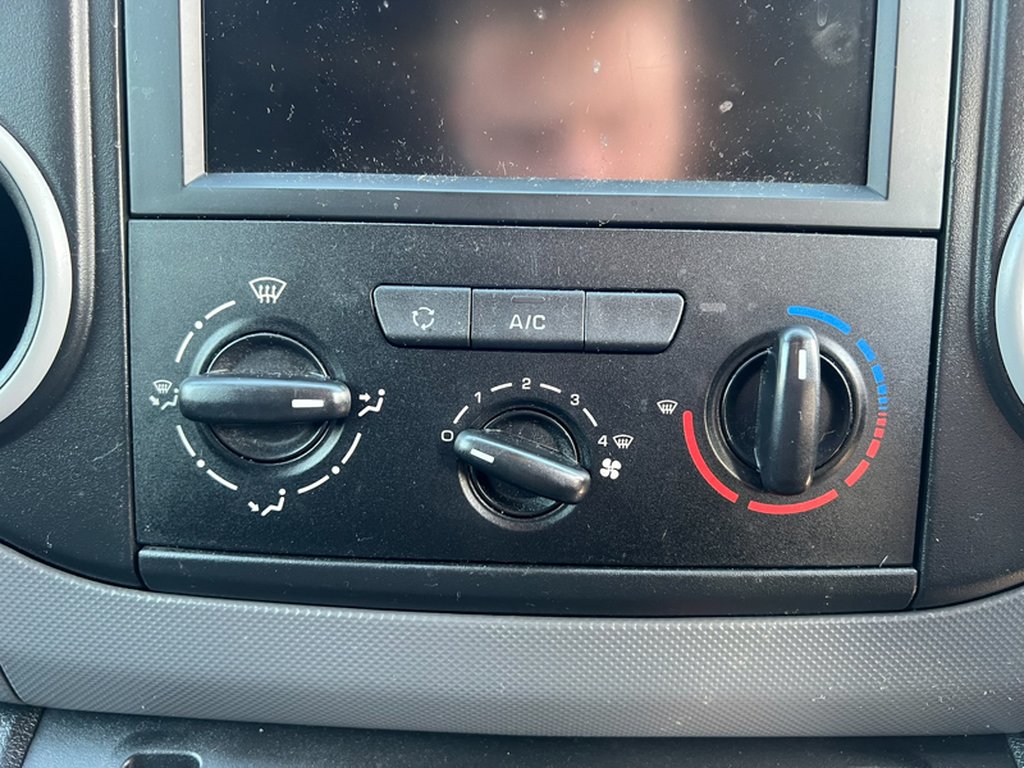 2018 Peugeot PartnerSWB L1H1 Low Roof Professional Air Con Nav Sensors EURO 6 NO VAT — thumbnail 32 of 51