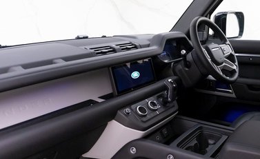 Land Rover Defender 110 HSE P300 18