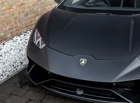 Lamborghini Huracan LP640-4 Performante 23